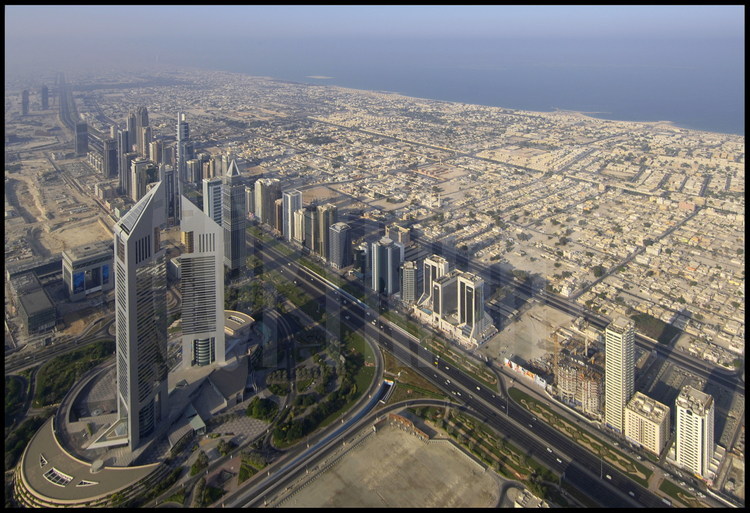 La Sheikh Zayed Road (du nom de l’émir qui fut le créateur de l’émirat) est au cœur du quartier des affaires, où se dressent le Dubai World Centre, les Emirates Towers et le Dubaï International Financial Centre. De chaque côté de cette autoroute à dix voies qui n’en finit plus de s’étendre, s’alignent des gratte-ciel qui forment comme une haie d'honneur et qui sont le symbole du développement effréné ainsi que de la stature internationale et cosmopolite de l’émirat. L'ensemble du district continue de s'étendre vers le sud, en direction d’Abu Dhabi (distant de 140 km), au rythme effréné d'un nouveau building par mois ! A gauche, les Emirates Towers (305 et 355 mètres), actuellement les plus hauts gratte-ciels d'Europe et du Moyen Orient réunis.