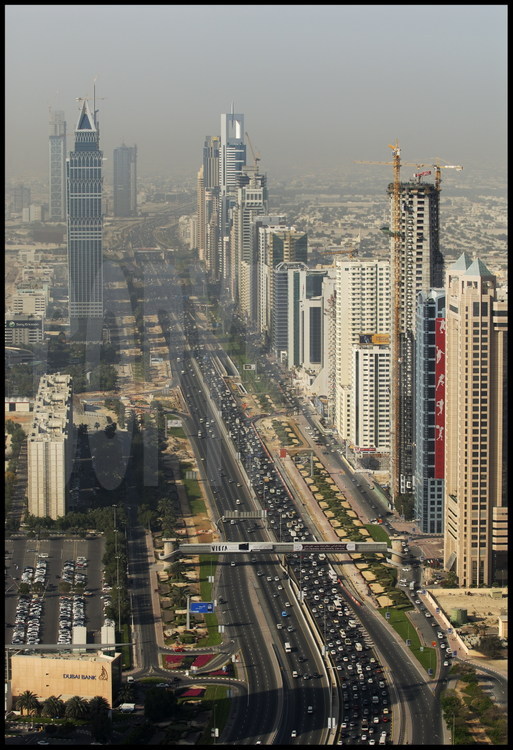 Sheik Zayed Road (named after the emir who created the emirate) is at the heart of the business district, with the Dubai World Centre, the Emirates Towers and the Dubaï International Financial Centre.  A line of skyscrapers towers on either side of this interminable 10-lane highway like a proud hedge.  They are the symbol for unbridled development and the emirate’s international and cosmopolitan stature.   The district spreads southwards towards Abu Dhabi (140 km away), at the frantic rate of one new building per month !