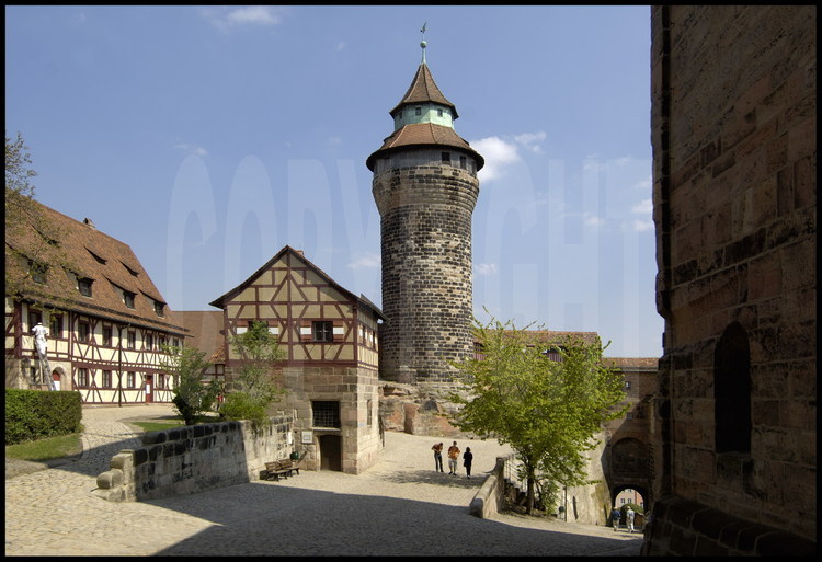 Nuremberg : Situé sur une colline qui délimitait le nord de la ville médiévale, le château de Kaiserburg abrita les empereurs d’Allemagne jusqu’à la seconde moitié du XVIème siècle. Aujourd’hui, Nuremberg est l’une des seules villes du pays qui ai conservé son enceinte médiévale, avec soixante sept tours de défense encore en état.