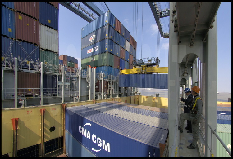 Waigaoqiao harbour terminal 4. Handling containers on 