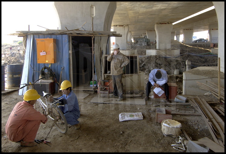 June 2005. At kilometric point 1 -Shanghai side- rest time for employees and workers, on Donghai bridge worksite since june 2002.