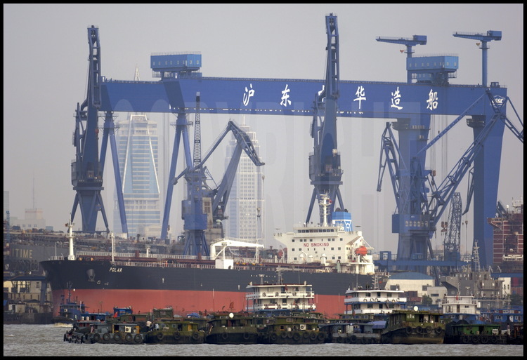 Le méthanier britannique Polar, d’une capacité 71000 m3, devant le portique principal du chantier naval de Qing Ying Si, situé sur la rive droite de la Huang Pu river. En arrière plan, des tours du quartier nord de la nouvelle ville de Pudong.