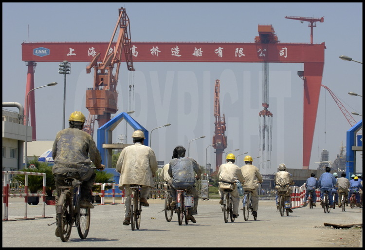 Shanghaians workers coming to Waigaoqiao shipyard -the biggest in whole China-, situated on right rim of Yang Tse Kiang estruary.