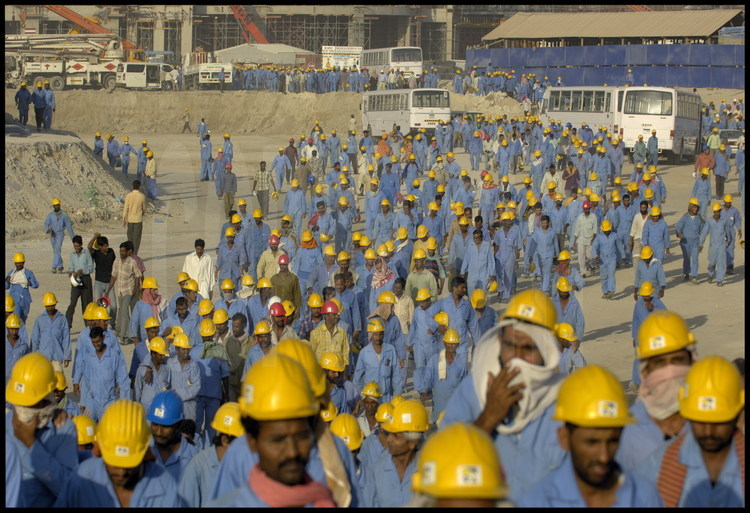 Environ 5000 ouvriers, en provenance de l'Inde et du Pakistan pour la plupart, viennent travailler quotidiennement sur le complexe de la Burj Dubai Tower et des chantiers connexes (mall, autres, etc.). Payés environ 1 dollar de l'heure, ces derniers sont présent sur le chantier dès les premières lueurs de l'aube et terminent leur labeur douze heures plus tard. Nourris et logés dans des 