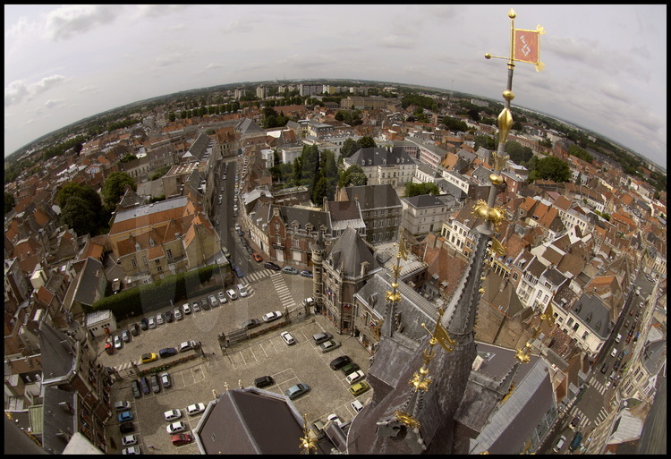 Vue de la ville de Douai depuis le sommet de son beffroi.