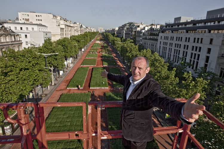 Sunday, May 23, 9:00 am: Gad Weil, the creator of Nature Capitale, got on the nacelle of the photographer at the foot of wheat plots, for an overview of his work. Photo taken with a cherry picker truck installed on the roundabout of the Champs Elysees.