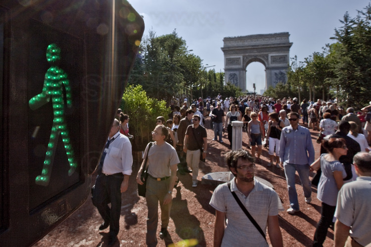Monday, May 24, 5.00 pm: the crowd is walking in the middle of the various sectors of the forest, not far from the Place de l'Etoile. Lying in the truck to transport, the trees have been planted on arrival. Each piece forms a fund of 72.5 centimeters and is coated with a thin layer of grass. To show the dialogue between the city and nature, Gad Weil did not want to remove the traffic lights.