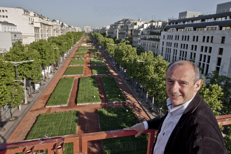 Sunday, May 23, 9:00 am: Gad Weil, the creator of Nature Capitale, got on the nacelle of the photographer at the foot of wheat plots, for an overview of his work. Photo taken with a cherry picker truck installed on the roundabout of the Champs Elysees.