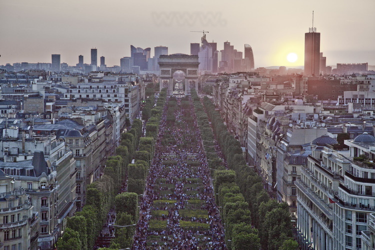 Sunday, May 23, from 8:00 pm to 10:00 pm: Despite the late hour, the avenue is packed until 11.00 pm, when the site is closed until morning for service. Photo taken with a cherry picker truck installed on the roundabout of the Champs Elysees.