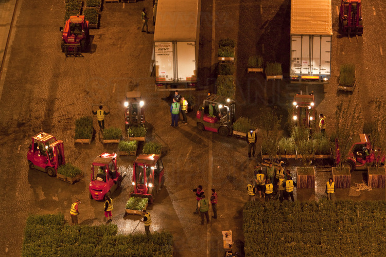Saturday 22, 7.00 pm to Sunday 23, 6.00 am : 1,000 people, including 600 volunteers and dozens of farmers, conducted the installation of 8000 plots, made by 250 trucks. By nine o'clock, the avenue was ready to welcome the public. Photo made with a cherry picker truck, installed on the Rond-Point des Champs Elysees.