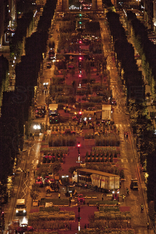 Saturday 22, 7.00 pm to Sunday 23, 6.00 am : 1,000 people, including 600 volunteers and dozens of farmers, conducted the installation of 8000 plots, made by 250 trucks. By nine o'clock, the avenue was ready to welcome the public. Photo made with a cherry picker truck, installed on the Rond-Point des Champs Elysees.