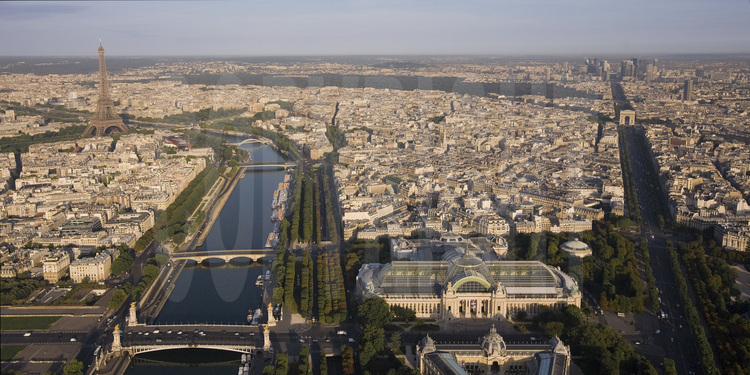 Vue générale de l'ouest de Paris avec, au premier plan (de g. à d.), l'esplanade des Invalides, la Seine, le pont Alexandre III, le Grand et le Petit Palais et les Champs Elysées. Au second plan (de g. à d.), le Champ de Mars, la Tour Eiffel, le 