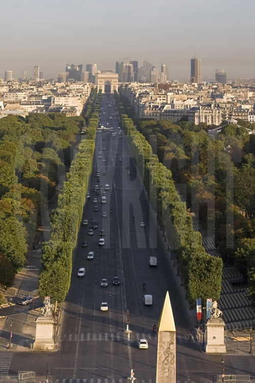 Vue de l'ouest de Paris avec, au premier plan, l'obélisque de la Concorde. Au second plan (de g. à d.), les jardins des Champs Elysées. En arrière plan, les Champs Elysées, l'Arc de Triomphe de l'Etoile et la Défense. Altitude 40 mètres.