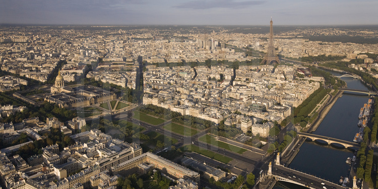 Vue de la rive gauche de Paris avec, au premier plan de g. à d., l'Hôtel et l'esplanade des Invalides, le pont Alexandre III.  En arrière plan, le Champ de Mars, le Front de Seine et la Tour Eiffel. Altitude 260 mètres.