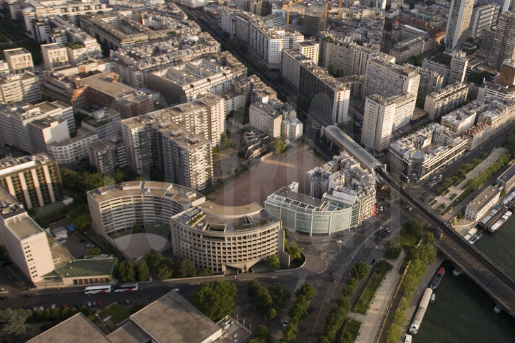 Vue des ambassades d'Australie et du Japon avec, en arrière plan, le boulevard de Grenelle. XVème arrondissement. Altitude 300 mètres.