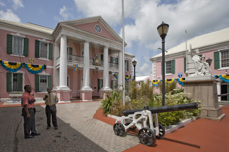 New Providence : A Nassau, capitale du pays, le City Hall, à l'architecture de style typiquement britannique colonial. A d. , la statue de la Reine Élisabeth (les Bahamas font partie du Commonwealth).