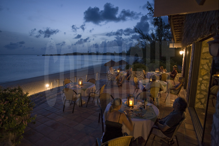 Cat Island  : Près du village de New Bight, crépuscule à l'heure du dîner au bord de la plage de l'hôtel Fernandez Bay.