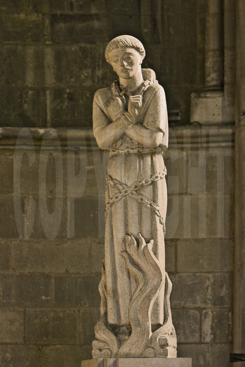 Rouen, intérieur de la cathédrale Notre Dame : statue de Jeanne d'Arc.