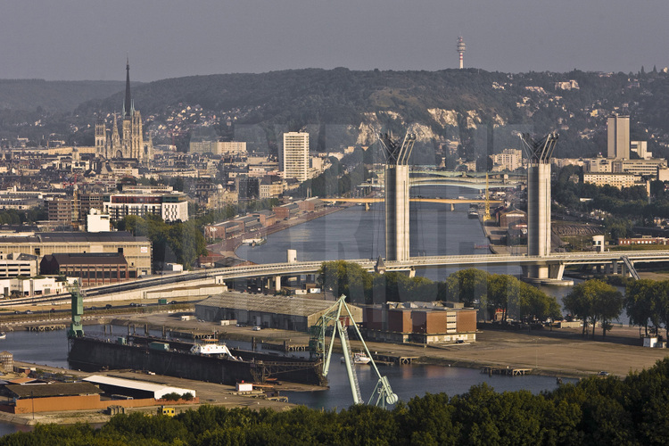 Rouen, pont Flaubert, inauguré le 25 septembre 2008. Il s'agit d'un pont levant d'une portée de 120 mètres et d'une hauteur totale de 86 mètres. Le tirant d'air est de 10 mètres lorsque le tablier est en position basse, compatible avec le passage de péniches, et de 55 mètres au-dessus de la Seine en position haute. Ses caractéristiques en font le plus haut pont mobile au monde. Il reliera l'autoroute A150 au nord direction Barentin/Dieppe) à la rocade sud de Rouen qui rejoint l'autoroute de Normandie. Sa longueur totale, y compris les viaducs d'accès, est de 670 mètres. Altitude 70 m.