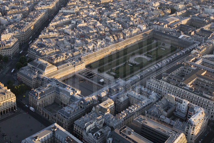 Vue du Ier arrondissement avec, au premier plan (de g. à d.), la place du Palais Royal, le Conseil d'État, la Comédie Française, le Palais Royal et la Banque de France. En arrière plan, l'avenue de l'Opéra. Altitude 200 mètres.