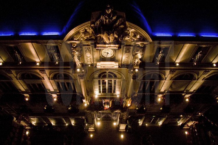 Centre ville de Pau, vue nocturne de la façade de l'hôtel de ville qui donne sur la place Royale. Altitude 20 m.