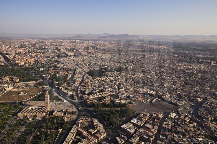 Vue générale de Marrakech depuis le sud-est. Au premier plan, le minaret de la Koutoubia (à gauche) et la place Jemaa el Fna (à droite).