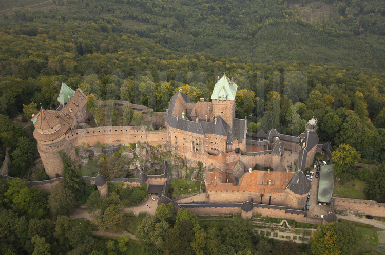 Vue aérienne du de la façade sud du château du Haut-Kœnigsbourg. Dominant la plaine d'Alsace à une altitude de 755 m, le château du Haut-Kœnigsbourg est l'un des sites touristiques les plus fréquentés en France, avec près de 500 000 visiteurs par an. Appartenant à l'État français depuis 1919, le site fut transféré par l'État au Conseil général du Bas-Rhin en janvier 2007 (transfert qui fut le premier bien patrimonial transféré par l'État parmi une liste de 176).