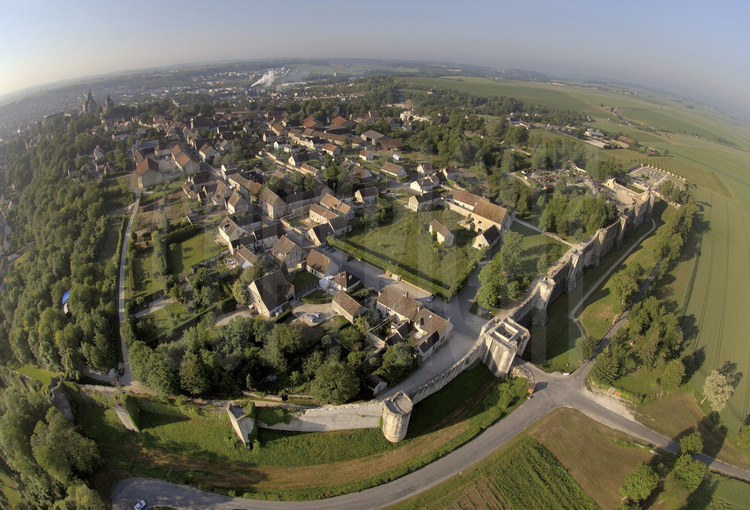 Provins (Patrimoine Mondial de l'Unesco): vue aérienne des remparts entourant la cité médiévale depuis le nord. Longues de 1 200 mètres et comportant 22 tours aux géométries variées, les fortifications furent construites de 1226 à 1314.