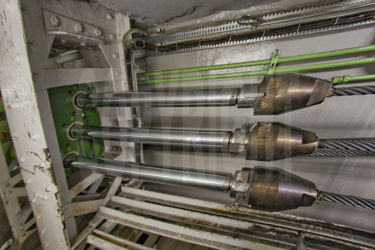 Au sous-sol du pilier est de la Tour Eiffel, la machinerie d'ascenseur de 1889, toujours en fonctionnement. Ici, trois des pistons du système (voir image n° 106).