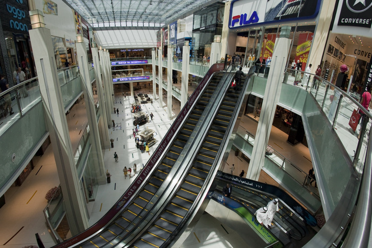 Une des rues intérieures de Dubaï Mall, plus grand centre commercial du monde.