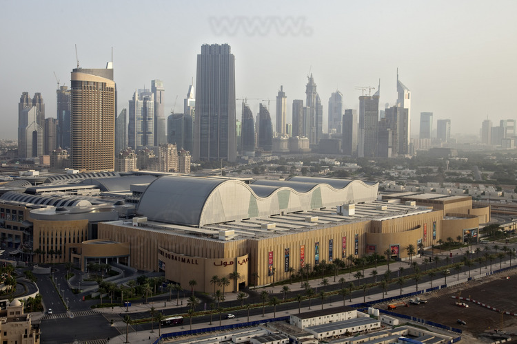 Vue du Dubaï Mall, plus grand centre commercial du monde. En arrière plan,  la Sheikh Zayed Road, qui traverse l'Émirat du Nord au Sud, avec les tours du quartier financier du Dubai.