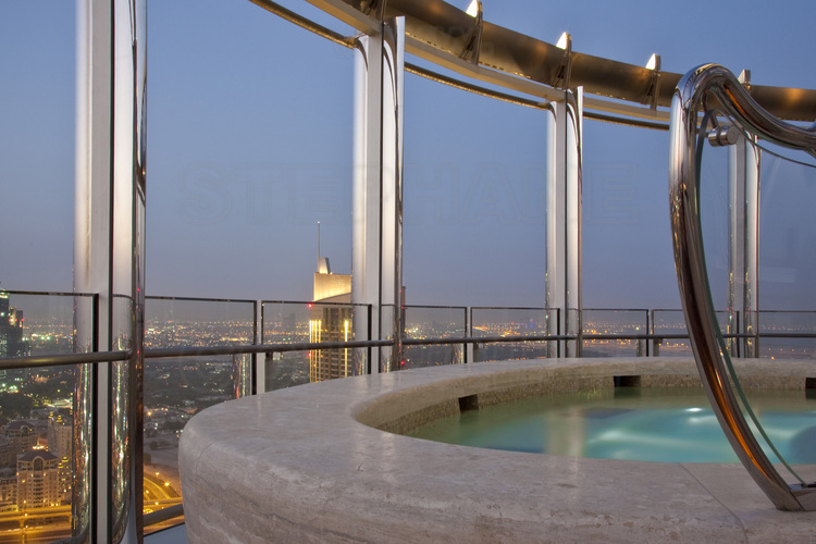 A l'intérieur de Burj Khalifa (plus haute du monde avec 828 mètres), une des piscines de l'hôtel Armani, établissement 7 étoiles (le seul de cette catégorie avec le fameux Burj El Arab, lui aussi situé à Dubaï) situé aux premiers étages de la tour.