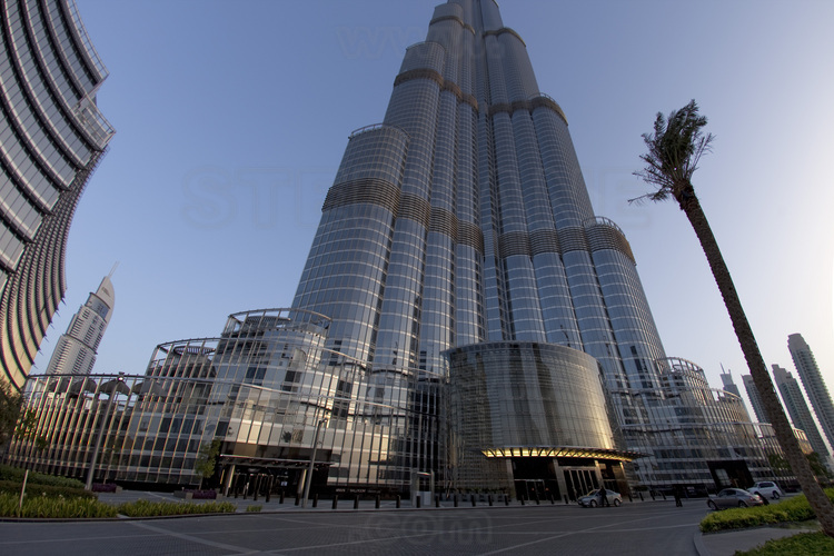 Northeast of the Burj Khalifa (highest in the world with 828 meters), the entrance of the Armani Hotel, a 7 star hotel (the only in this category with the famous Burj Al Arab, also in Dubai) located at first floors of the tower.