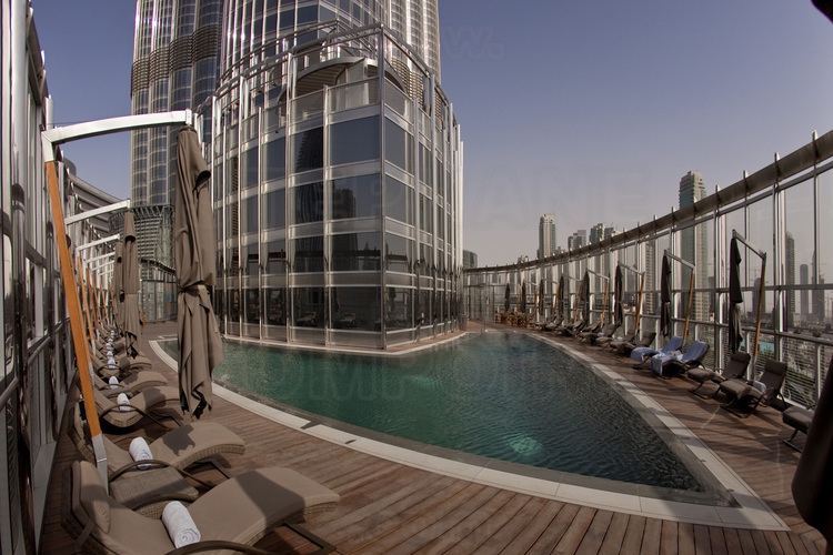 A l'intérieur de Burj Khalifa (plus haute du monde avec 828 mètres), une des piscines de l'hôtel Armani, établissement 7 étoiles (le seul de cette catégorie avec le fameux Burj El Arab, lui aussi situé à Dubaï) situé aux premiers étages de la tour.