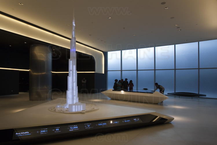 On the ground floor of the Burj Khalifa tower, the starting point to access at the observation deck, located at 124th floor, 430 meters above sea level. The elevators used are the fastest in the world: they propel their passengers at a speed of 40 km/h in virtual darkness.