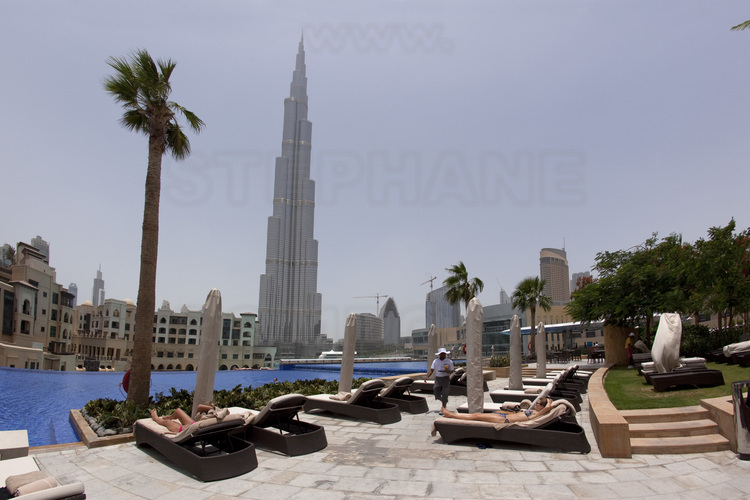 La tour Burj Khalifa (plus haute du monde avec 828 mètres) depuis la piscine de l'hôtel Adress, établissement 5 étoiles de 58 étages.