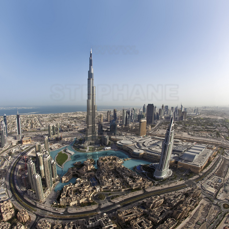 Vue aérienne au dessus de Burj Khalifa, plus haute tour du monde avec 828 mètres, et du nouveau quartier 