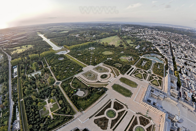 Vue d'ensemble du Château et des jardins de Versailles depuis le sud est. Dans le Grand Parc de Versailles conçu et aménagé par André Le Nôtre règnent toujours l'ordre et la symétrie caractéristiques du 