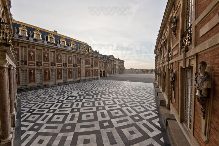 Depuis le sud est, vue de la cour de Marbre, vitrine éblouissante des mariages de matériaux et des infinis jeux de couleurs à Versailles.