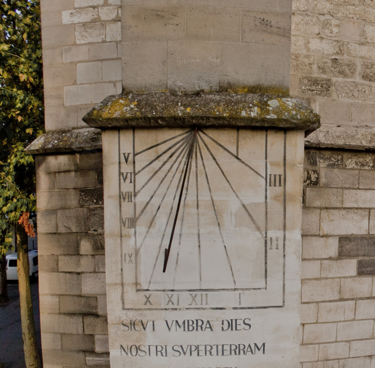 In the historical center, the sundial of Saint Remy church from Saint Remy square. Elevation 15 meters.