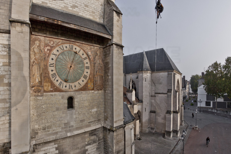 Dans le centre historique, l'horloge de l'église Saint Rémy. Altitude 15 mètres.