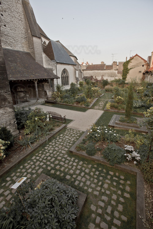 In the historical center, a small garden dating from the Middle Age, located south of Sainte Magdelene church.