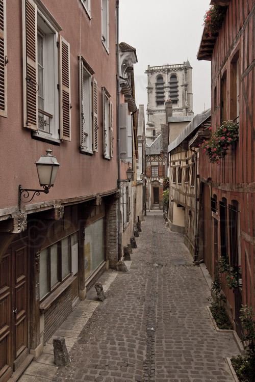 In the historical center, the alley of cats (ruelle des Chats). In the background, the Church of St. Magdalene. Elevation 4 meters.