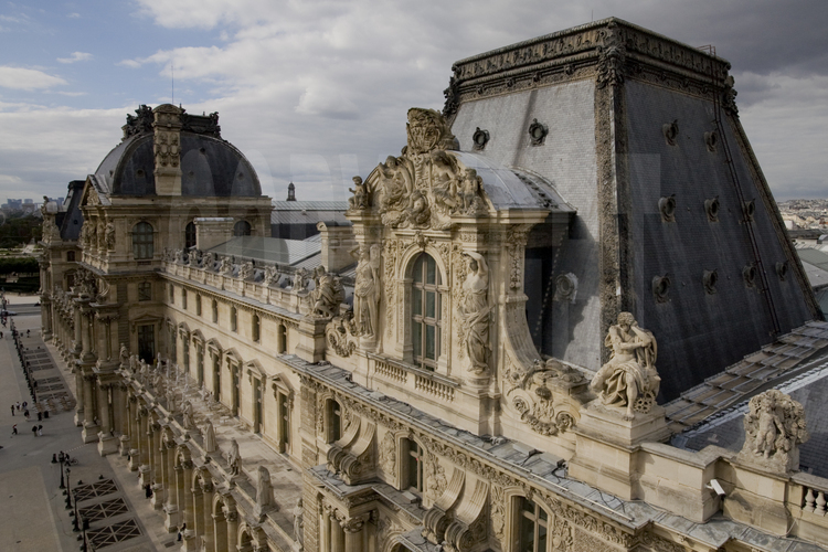 Statuaire, décor et cariatides sur l'aile Richelieu, coté cour principale. Altitude 20 mètres.