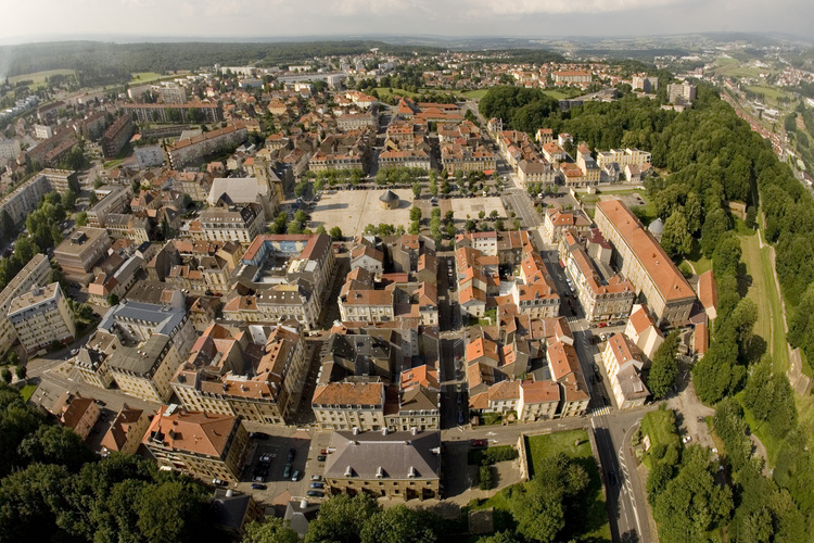 La ville neuve de Longwy (Meurthe-et-Moselle) : 
Une ville neuve de plaine.
La ville neuve avec, au second plan, l’église et la place d’armes (aujourd'hui place Darche).