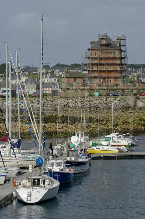 La Tour Dorée à Camaret-sur-Mer (Finistère) : 
La standardisation du fort à la mer.
La Tour dorée depuis le port de plaisance.