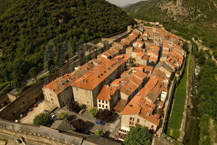 L'enceinte, le fort Libéria et la Cova Bastera à Villefranche de Conflent (Pyrénées Orientales): 
Le pragmatisme face au terrain contraint. 
Le village de Villefranche de Conflent depuis l’est.