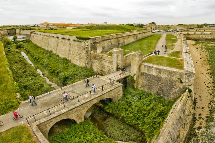 L'enceinte et la citadelle de Saint-Martin-de-Ré (Charente-Maritime): 
Le plus bel exemple d'un réduit insulaire.
Entrée est de la citadelle.
