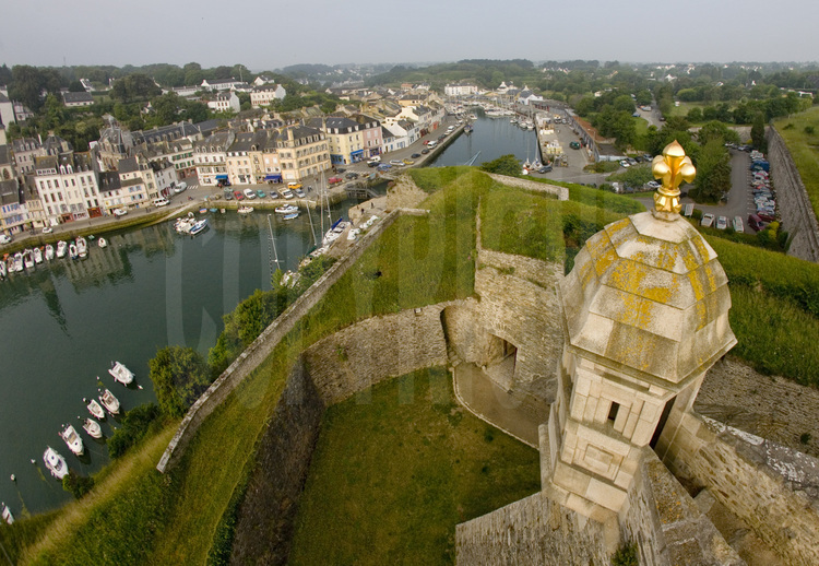 Le fort transformé en citadelle du Palais à Belle-île-en-Mer (Morbihan) : 
La transformation d'un fort en une citadelle insulaire.
Échauguette dressée sur le rempart sud de la citadelle, face au port intérieur du Palais.