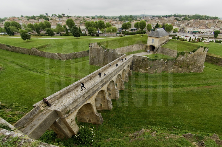 L'enceinte urbaine de Blaye, les forts Pâté–Cussac et Fort Médoc (Gironde): 
Un triptyque verrouillant un estuaire.
Accès à la citadelle depuis l’est, avec tour de garde sur demi-lune et pont-levis.